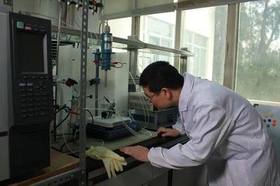 45岁新晋院士的“纳”问之路 探秘实验室中的惊人成长